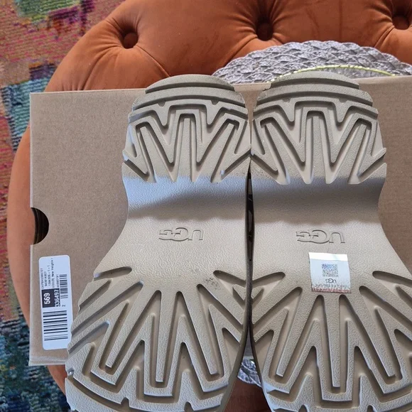 UGG NEW HEIGHTS CLOG - Picture 2 of 3